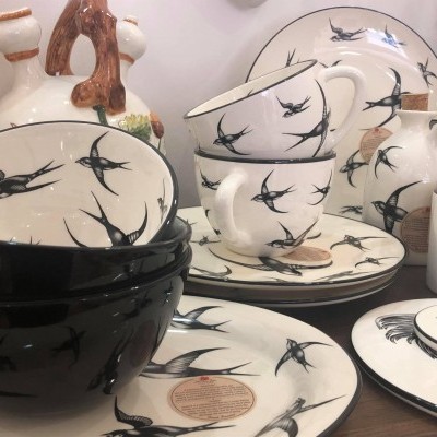 Conjunto de loiça branca com padrão de andorinhas pretas
