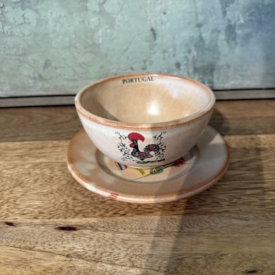 Tigela e prato de cerâmica com desenho de galo e texto Portugal
