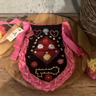 Bolsa bordada preta com detalhes coloridos e fita rosa