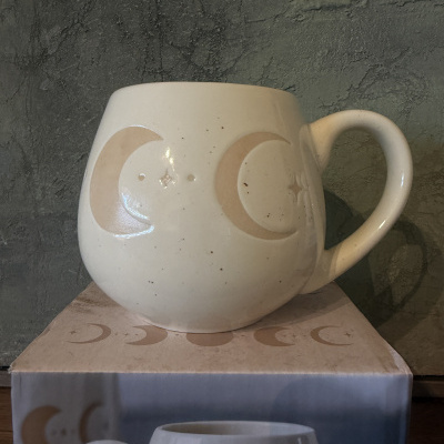 Caneca cerâmica branca com padrão de luas e estrelas