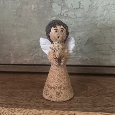 Figura decorativa em cerâmica de anjo com vestido castanho e asas brancas