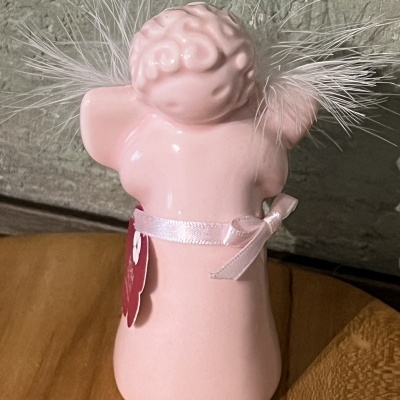 Anjo decorativo rosa com penas brancas e fita cor de rosa