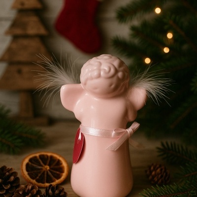 Figura decorativa de anjo cor-de-rosa com asas de penas brancas e fita rosa, decorado para Natal.