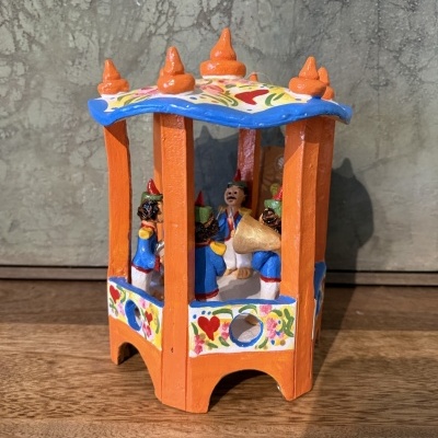 Miniatura colorida de barraca com músicos em madeira