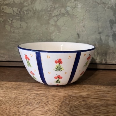 Tigela em cerâmica decorada com flores e faixas azuis