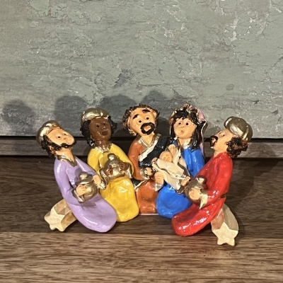 Figura de cerâmica colorida de presépio com cinco personagens e cântaros