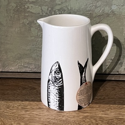 Jarro de cerâmica branca com ilustrações de peixe