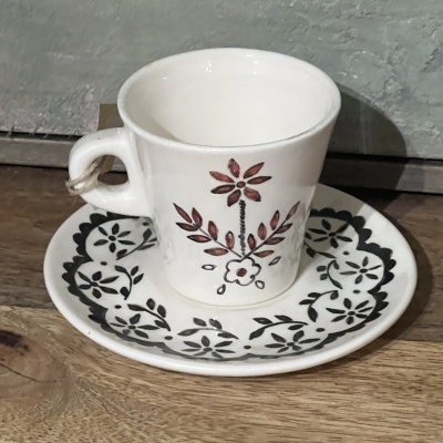 Chávena e pires de cerâmica com padrão floral preto e castanho avermelhado