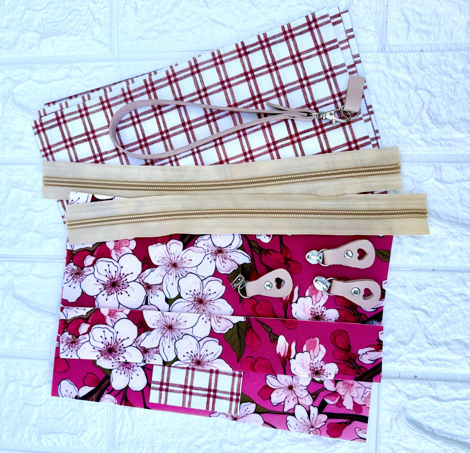 tecidos xadrez e floral com molas, puxadores e alça rosa claro