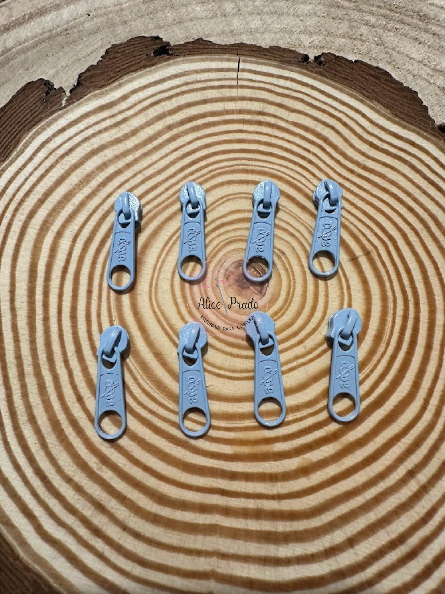 Cursoras de fecho-éclair azuis claras sobre tronco de árvore com anéis