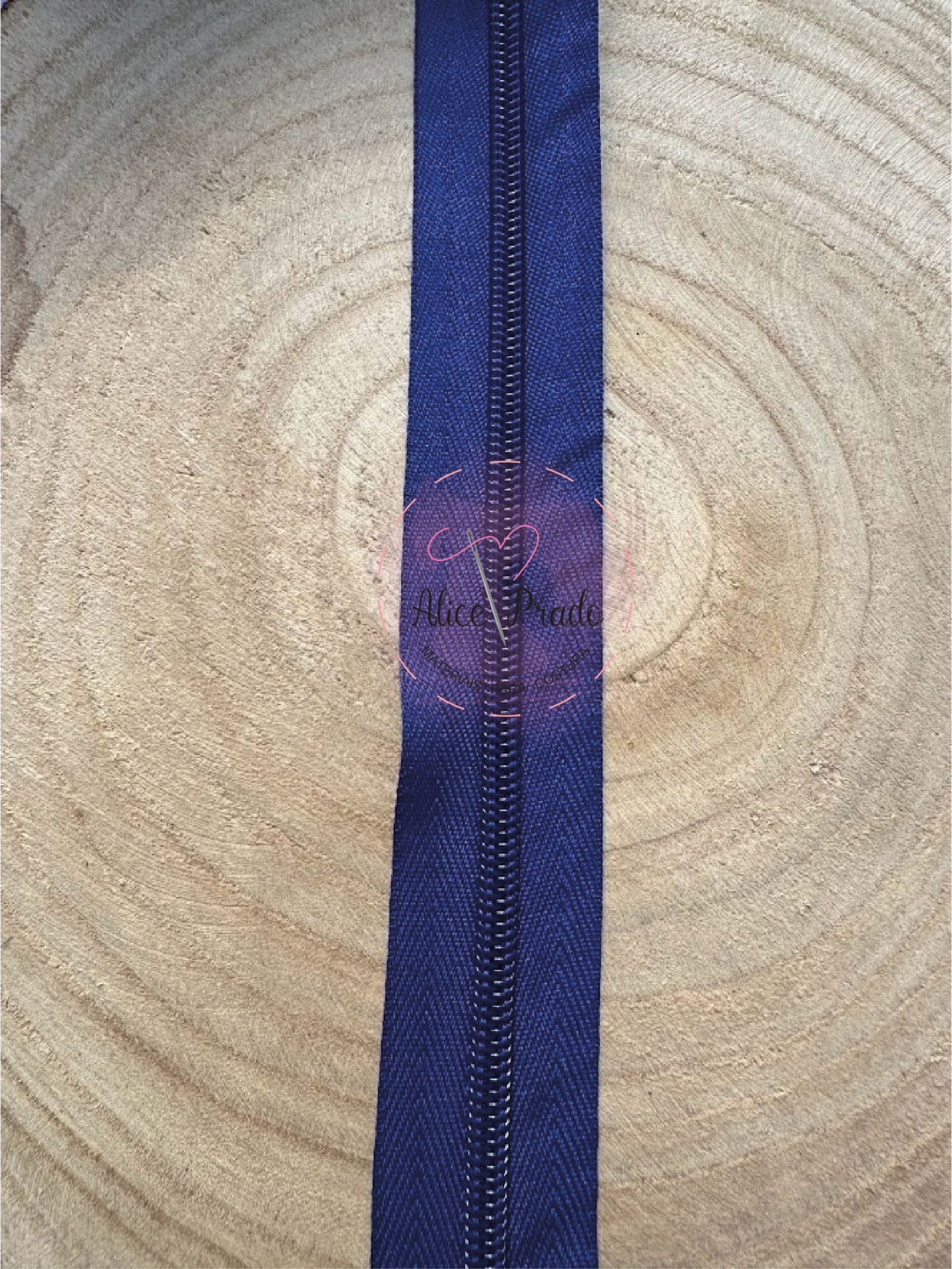 Fecho éclair azul escuro sobre madeira clara com padrão espinha de peixe