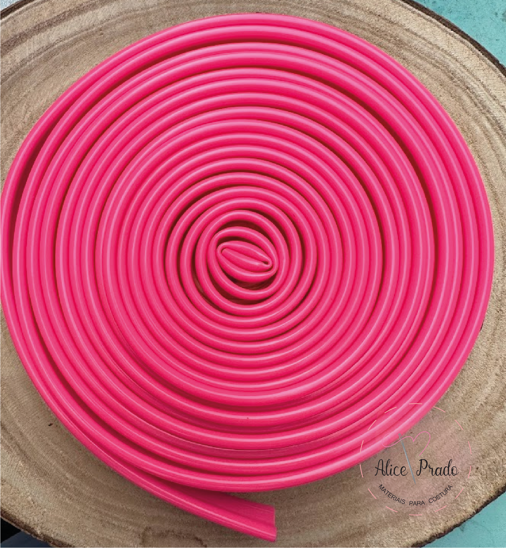 Rolo de tubo cor de rosa enrolado sobre tronco de madeira