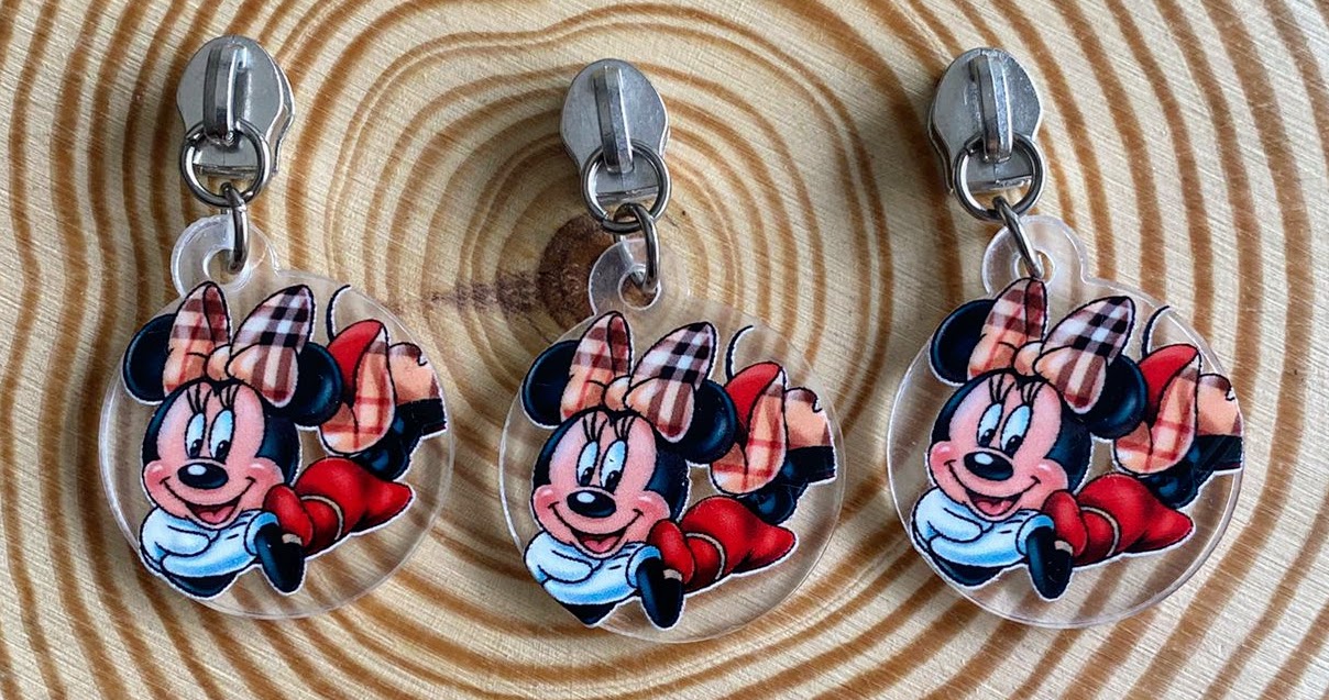 Conjunto de três porta-chaves da Minnie Mouse em acrílico com laço xadrez rosa e vermelho