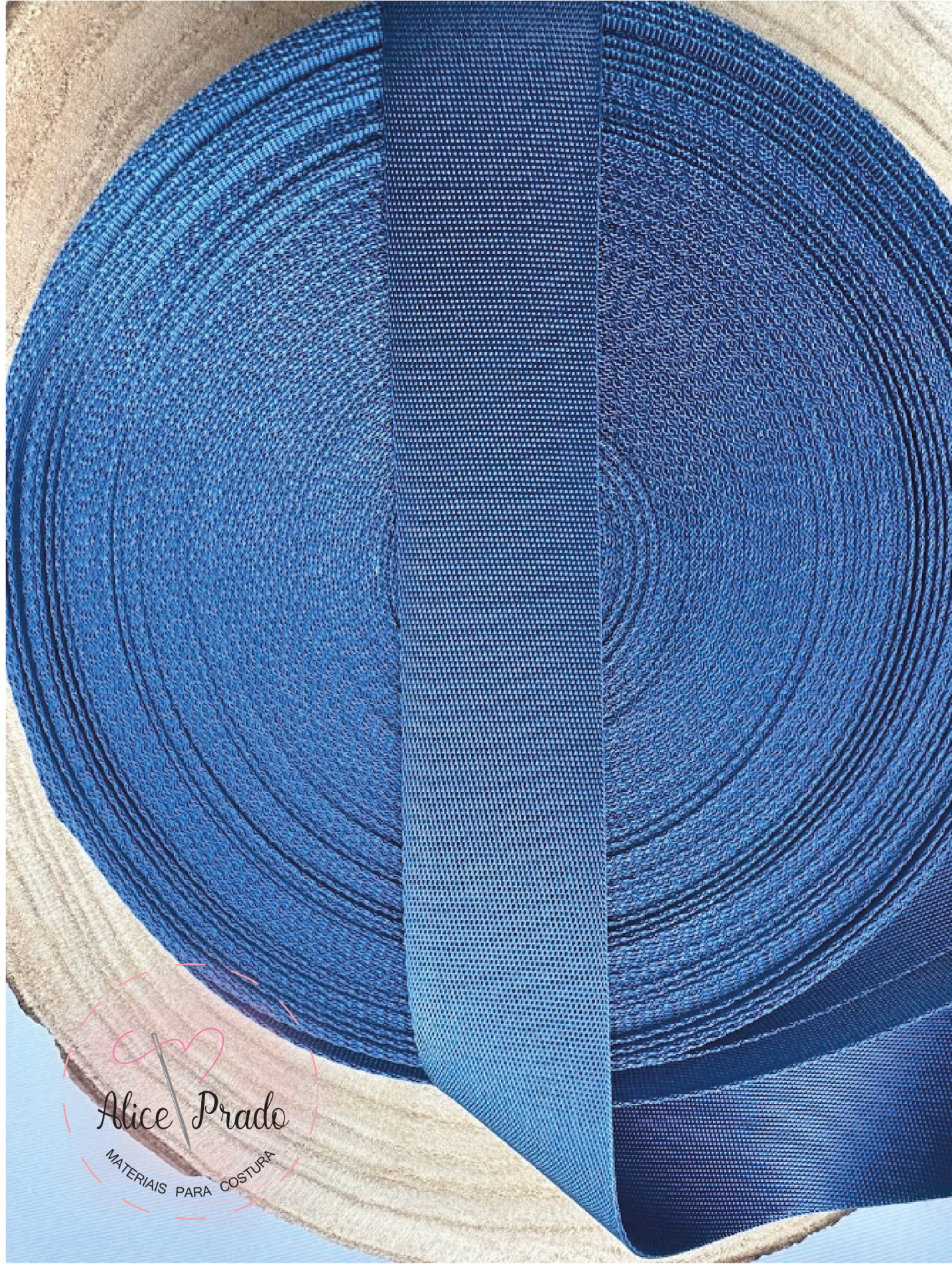 Bobina de fita azul escura texturizada sobre superfície de madeira clara