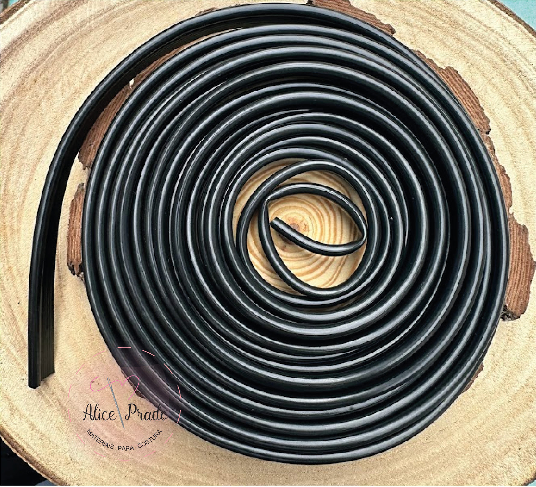 Fita de borracha preta enrolada sobre madeira redonda