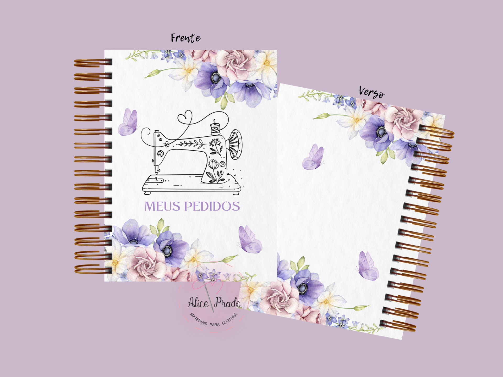 Caderno espiral decorado com máquina de costura, flores e borboletas em tons lilás e rosa
