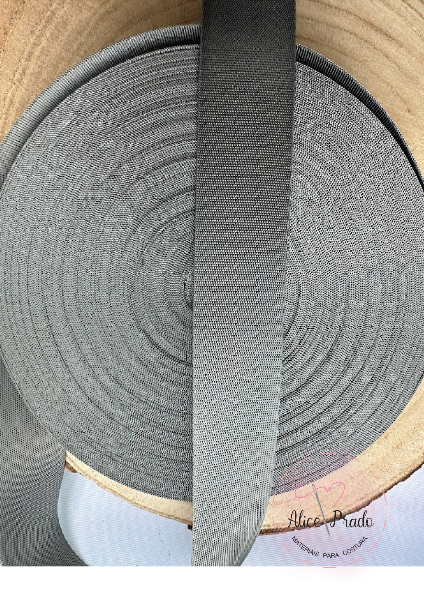 Rolo de fita elástica cinza com etiqueta Alice Prado