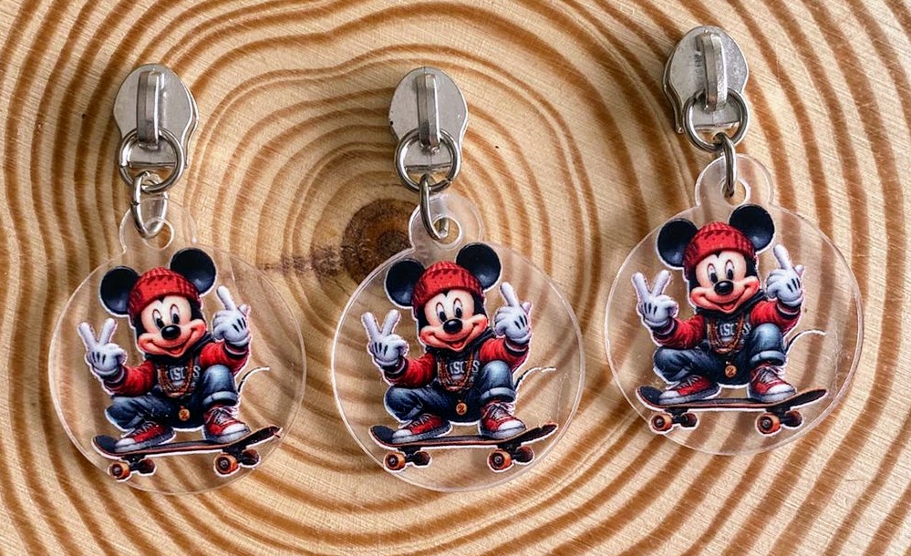 Três porta-chaves transparentes com imagem de Mickey Mouse em prancha de skate