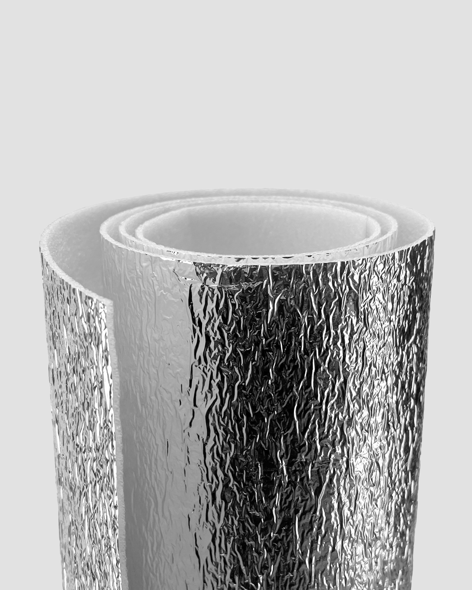 Rolo de material isolante prateado e branco enrolado