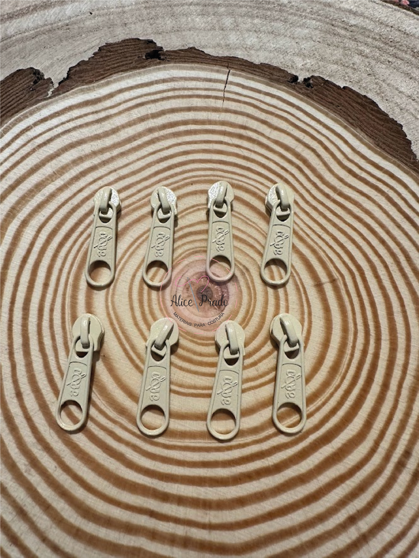 Oito cursores de zíper bege em tronco de madeira com anéis de crescimento