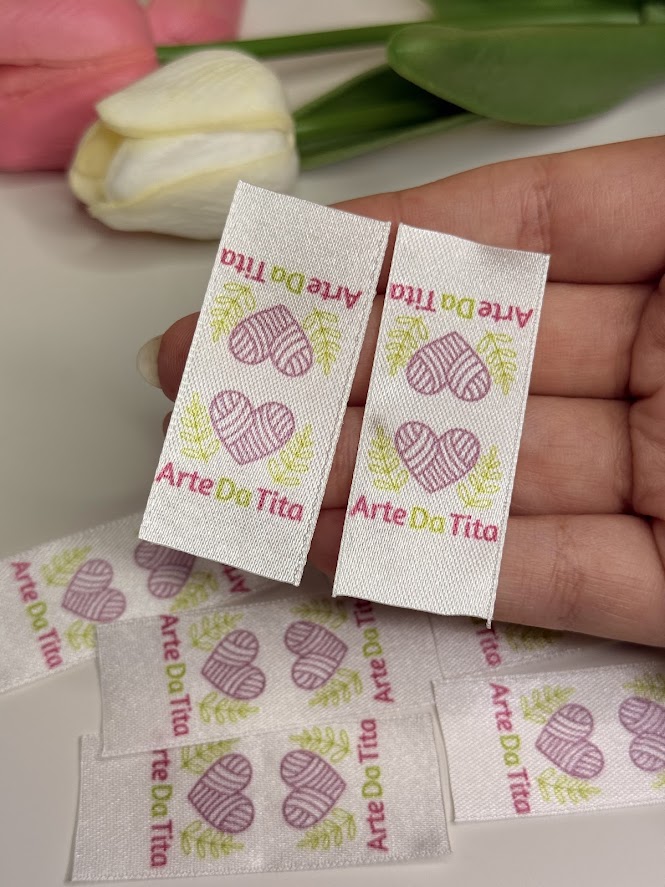 Etiquetas de tecido com corações e texto Arte Do Tita