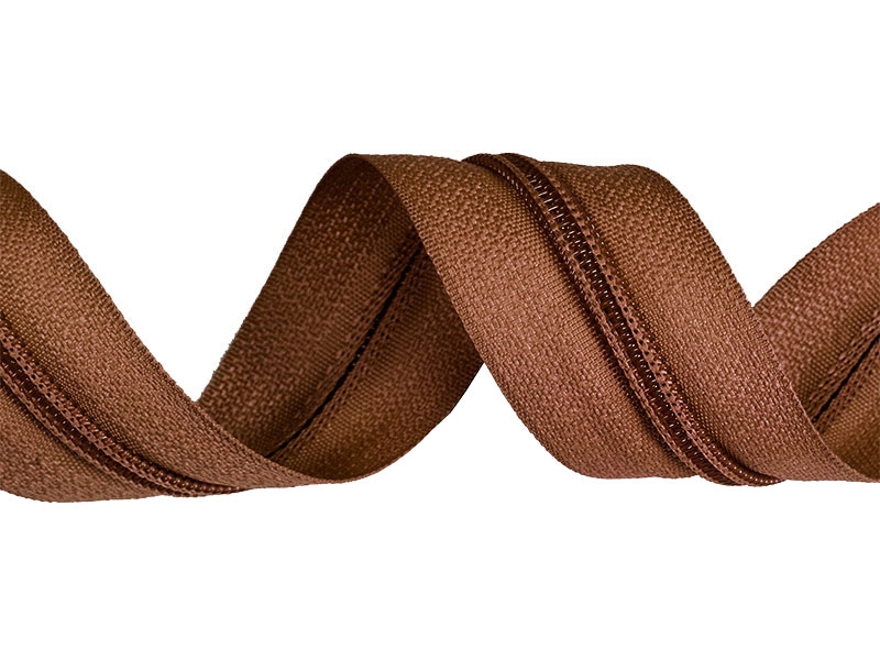 Fecho de correr castanho em espiral sobre fundo branco