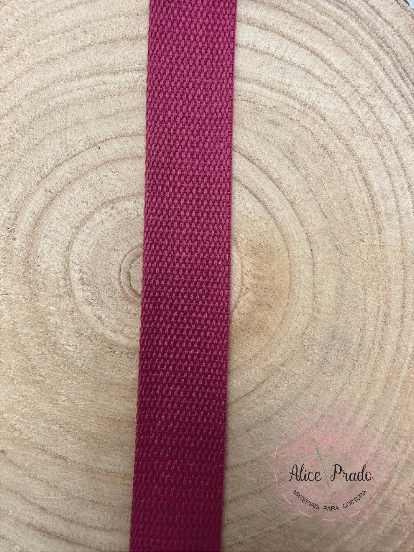 Fita borgonha em tecido trançado sobre madeira clara com selo Alice Prado