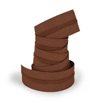 Rolo de fecho éclair de tecido castanho enrolado sobre fundo branco