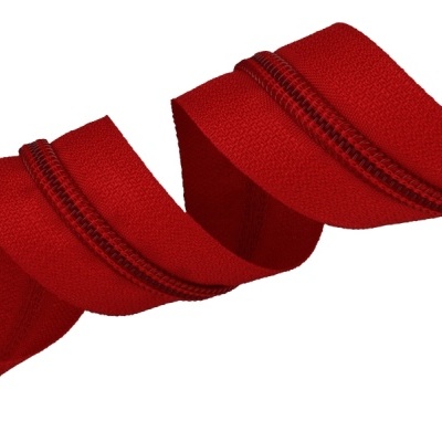 Fita de zíper vermelha em espiral isolada em fundo branco