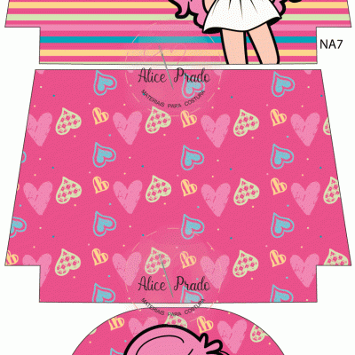 Três pedaços de tecido decorados com corações e desenho de menina com cabelo rosa e vestido branco