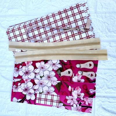 tecidos xadrez e floral com molas, puxadores e alça rosa claro