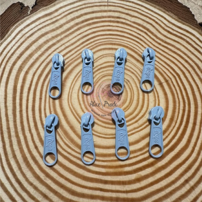 Cursoras de fecho-éclair azuis claras sobre tronco de árvore com anéis