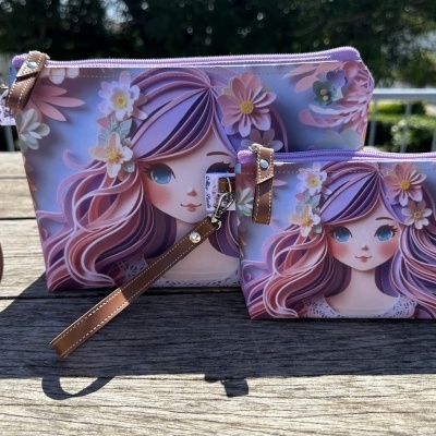 Dois nécessaire com padrão de rosto de menina com cabelo rosa e flores lilás e amarelas