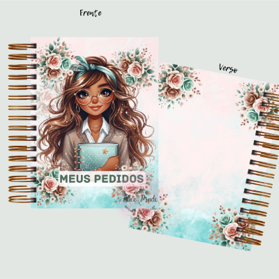 Cadernos com capa ilustrada de rapariga e padrão floral rosa e azul