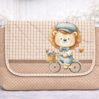 Bolsa bege com padrão xadrez e bolinhas com desenho de leão fofo numa bicicleta.