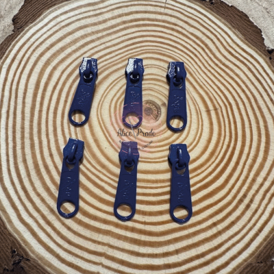 Seis puxadores de fecho éclair azuis sobre madeira com anéis concêntricos