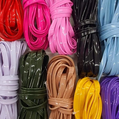 Fios de cabedal em várias cores brilhantes enrolados e agrupados