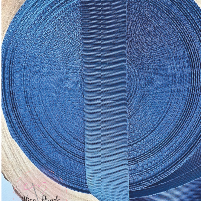 Bobina de fita azul escura texturizada sobre superfície de madeira clara