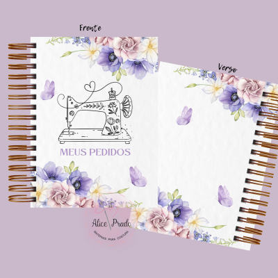 Caderno espiral decorado com máquina de costura, flores e borboletas em tons lilás e rosa