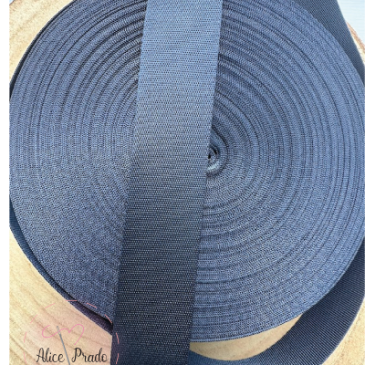 Fita elástica preta enrolada em carretel com texto Alice Prado no canto