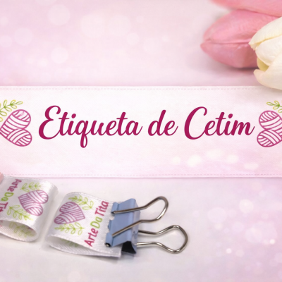 Etiqueta de cetim branca com texto e flores tulipas rosa e branca ao fundo
