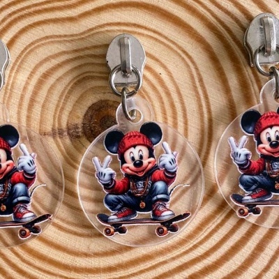 Três porta-chaves transparentes com imagem de Mickey Mouse em prancha de skate
