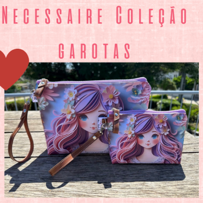 Duas necessaires com ilustração feminina em tons rosa e lilás, com alças marrons, sobre madeira ao ar livre