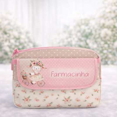 Bolsa farmacinha rosa com padrão de flores e ilustração de cordeiro a andar de bicicleta