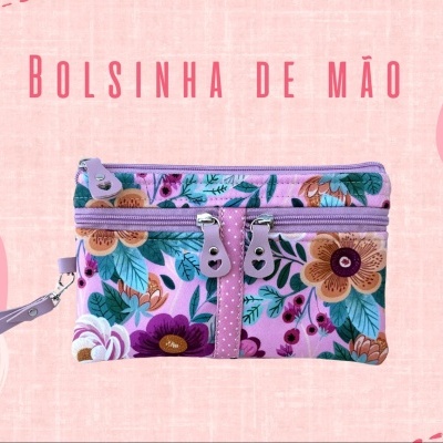 Carteira de mão pequena estampada com flores lilás e verdes e fechos de correr lilás
