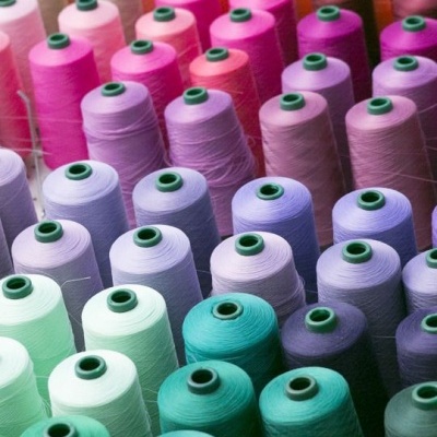 Cones de linha de várias cores organizados em filas