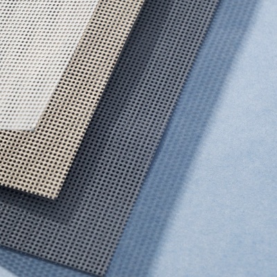 Tábuas perfuradas em tons neutros sobre fundo azul