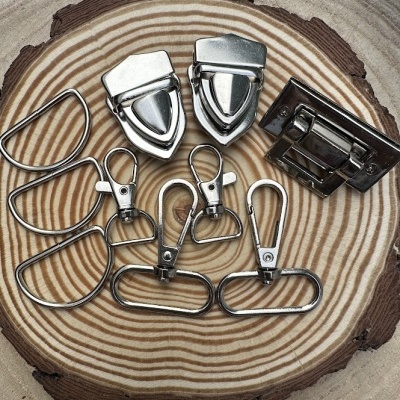 Acessórios metálicos prateados sobre superfície de madeira