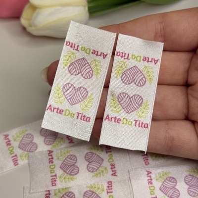 Etiquetas de tecido com corações e texto Arte Do Tita