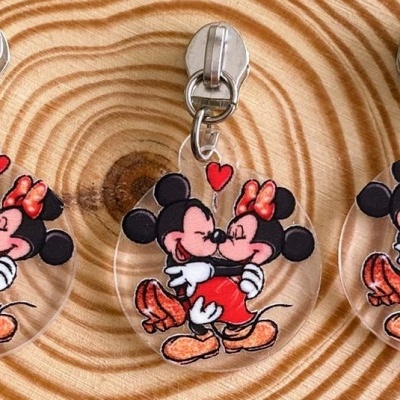 Três porta-chaves transparentes com Minnie e Mickey Mouse coloridos